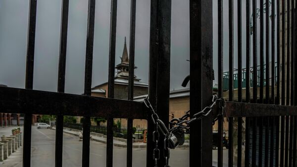 Jamia Masjid, or Grand Mosque, where Eid al-Fitr prayers are not allowed by authorities is seen through a locked gate in Srinagar, Indian controlled Kashmir Tuesday, May 3, 2022. Eid al-Fitr marks the end of the fasting month of Ramadan. - Sputnik International
