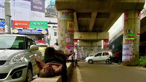 Homeless man sleeping on a bench in India - Sputnik International