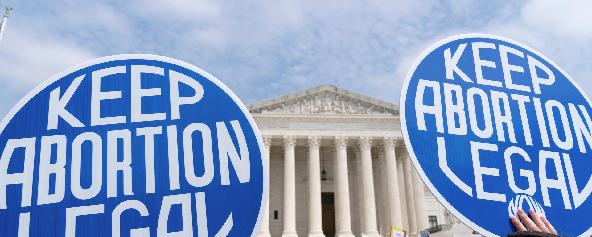 Demonstrators protest outside of the Supreme Court Tuesday, May 3, 2022 in Washington. A draft opinion suggests the U.S. Supreme Court could be poised to overturn the landmark 1973 Roe v. Wade case that legalized abortion nationwide, according to a Politico report released Monday. Whatever the outcome, the Politico report represents an extremely rare breach of the court's secretive deliberation process, and on a case of surpassing importance. - Sputnik International, 1920, 19.01.2023