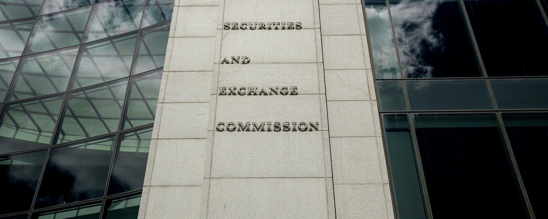 The U.S. Securities and Exchange Commission building in Washington is seen on Aug. 5, 2017. - Sputnik International, 1920, 03.05.2022