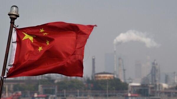 This picture taken on March 22, 2018 shows a Chinese flag fluttering in front of the Shanghai Gaoqiao Company Refinery in Shanghai. - Sputnik International