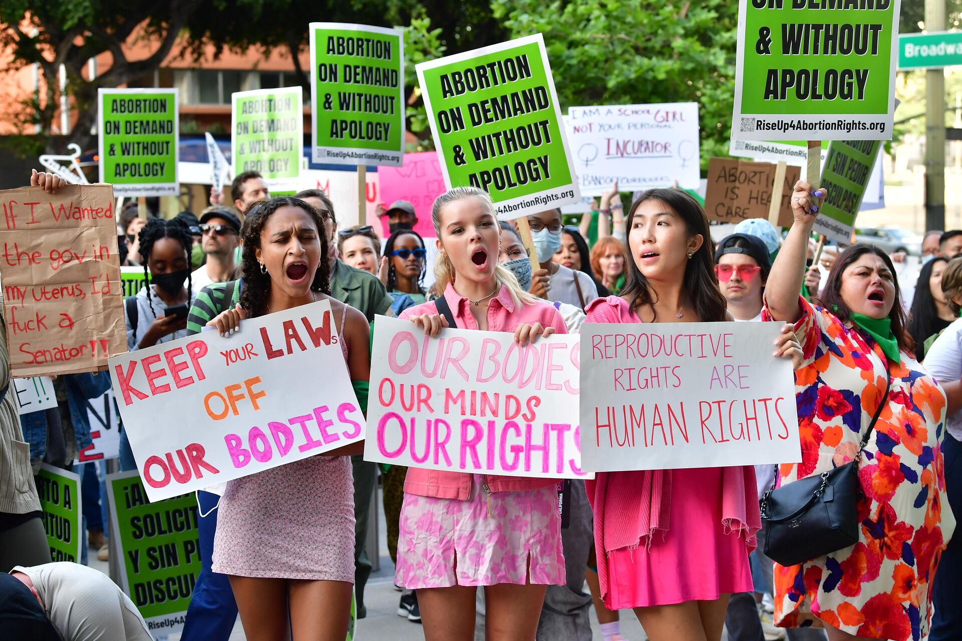 Pro-choice protesters gather outside the US Courthouse to defend abortion rights in downtown Los Angeles on May 3, 2022 - Sputnik International, 1920, 11.05.2022