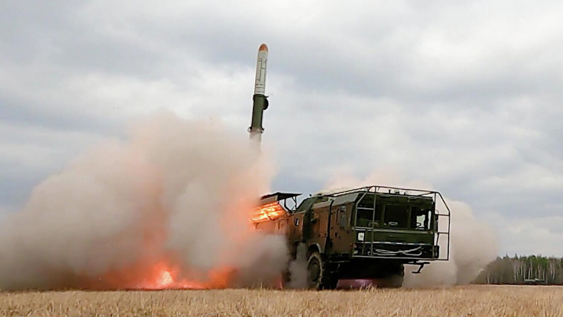  Iskander short-range ballistic missile system is used during the Russian military operation in Ukraine - Sputnik International, 1920, 19.11.2022