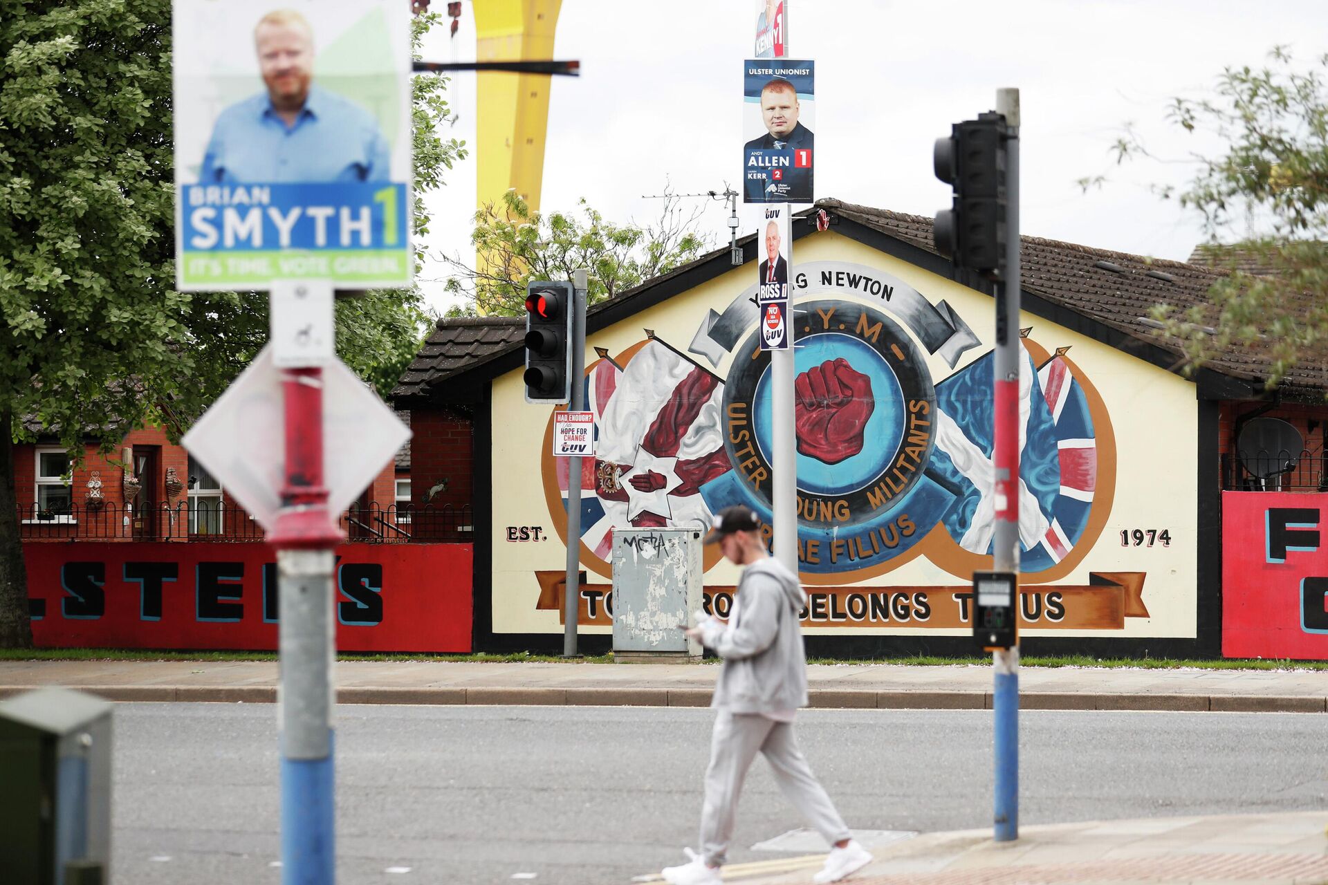 Election posters hang from lamp posts in the mainly Loyalist Newtownards road area of East Belfast, Northern Ireland, Monday, May 2, 2022, ahead of the May 5, 2022 local elections - Sputnik International, 1920, 10.05.2022