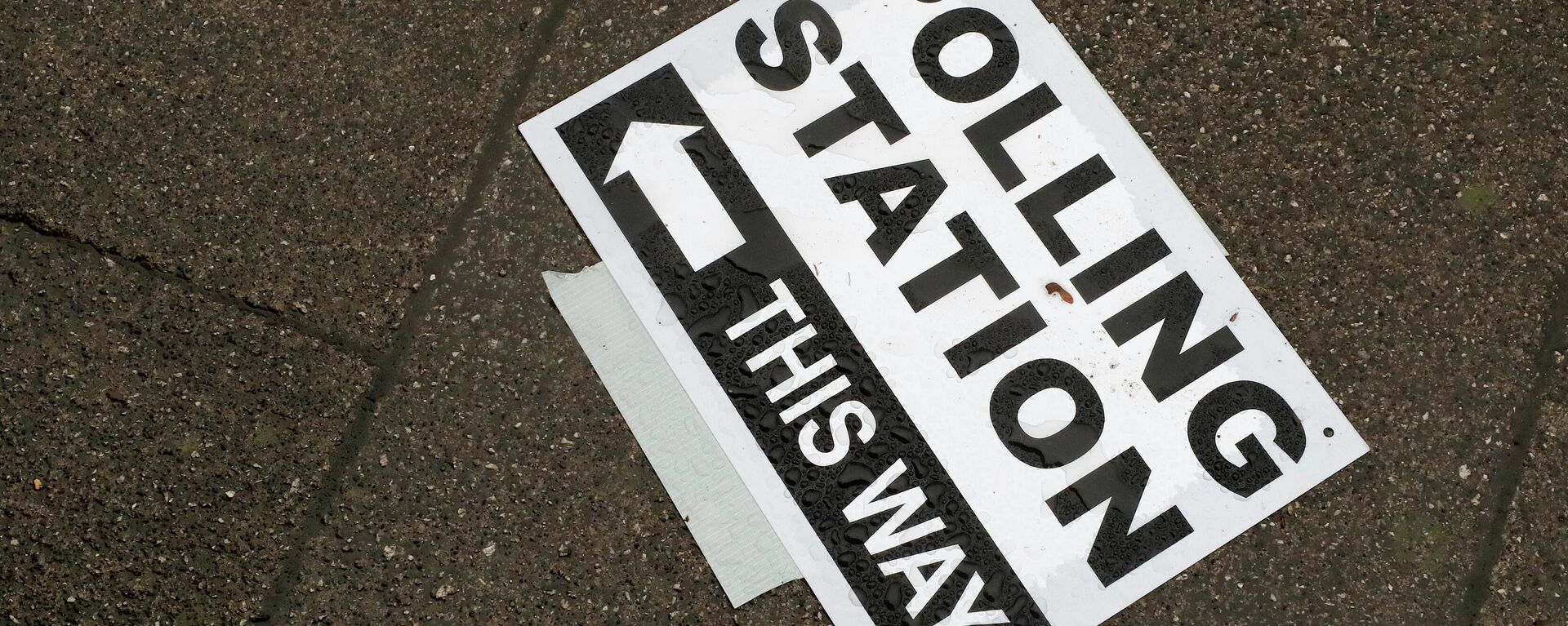 A polling station signpost lies on the pavement, in Twickenham, England (File) - Sputnik International, 1920, 04.05.2022
