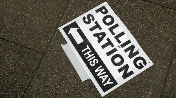 A polling station signpost lies on the pavement, in Twickenham, England (File) - Sputnik International