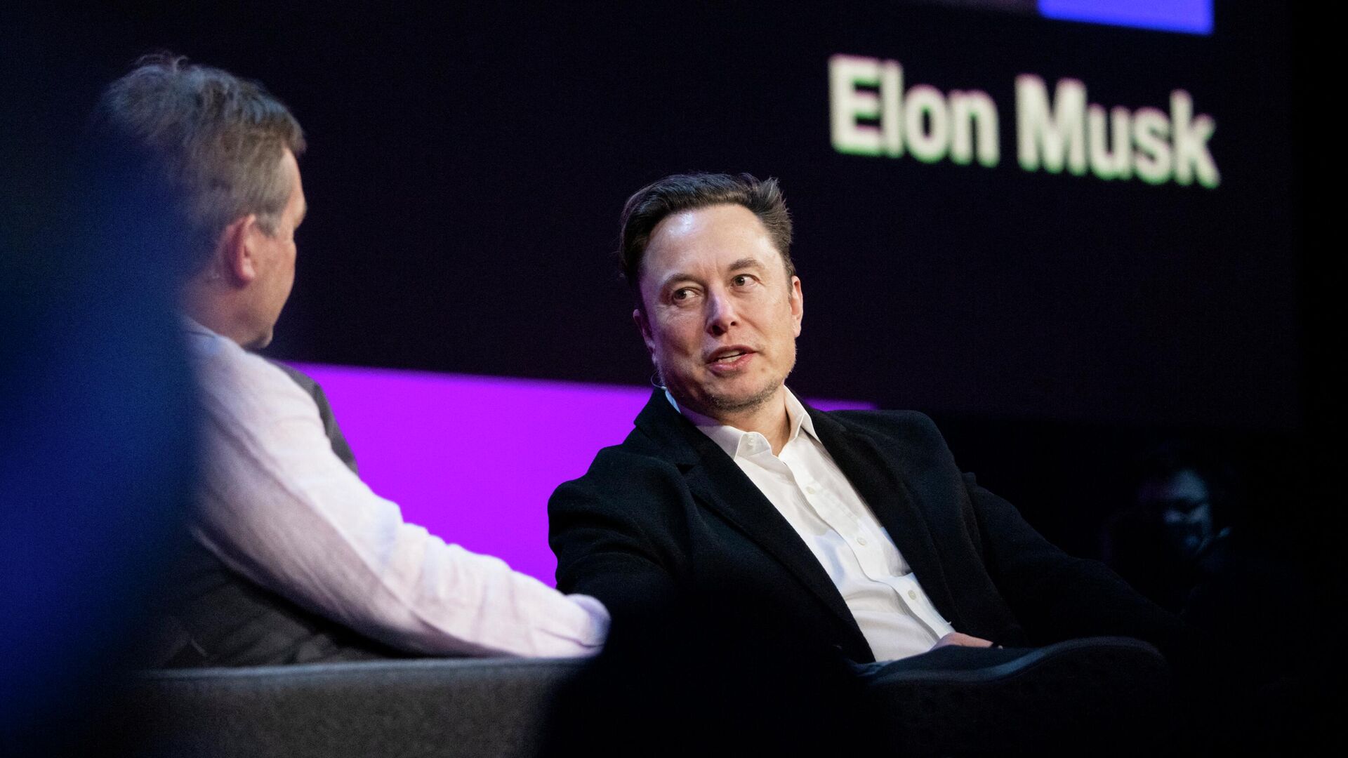This handout image released by TED Conferences shows Tesla chief Elon Musk (R) speaking with head of TED Chris Anderson at the TED2022: A New Era conference in Vancouver, Canada, April 14, 2022. - Sputnik International, 1920, 04.05.2022