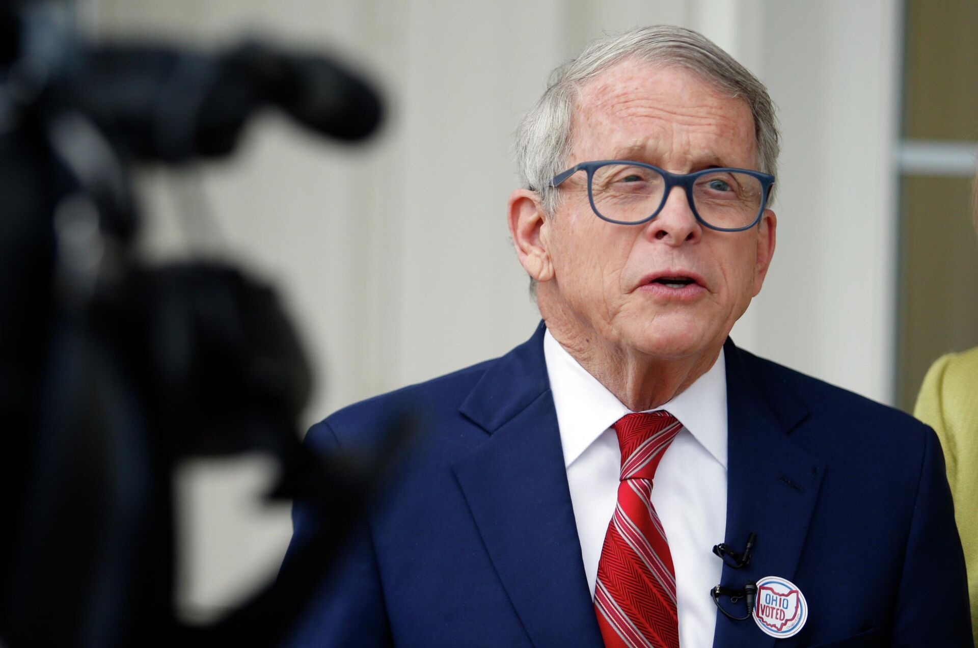 Ohio Gov. Mike DeWine talks with reporters outside of his polling place after voting in Cedarville, Ohio, Tuesday, May 3, 2022. - Sputnik International, 1920, 04.05.2022