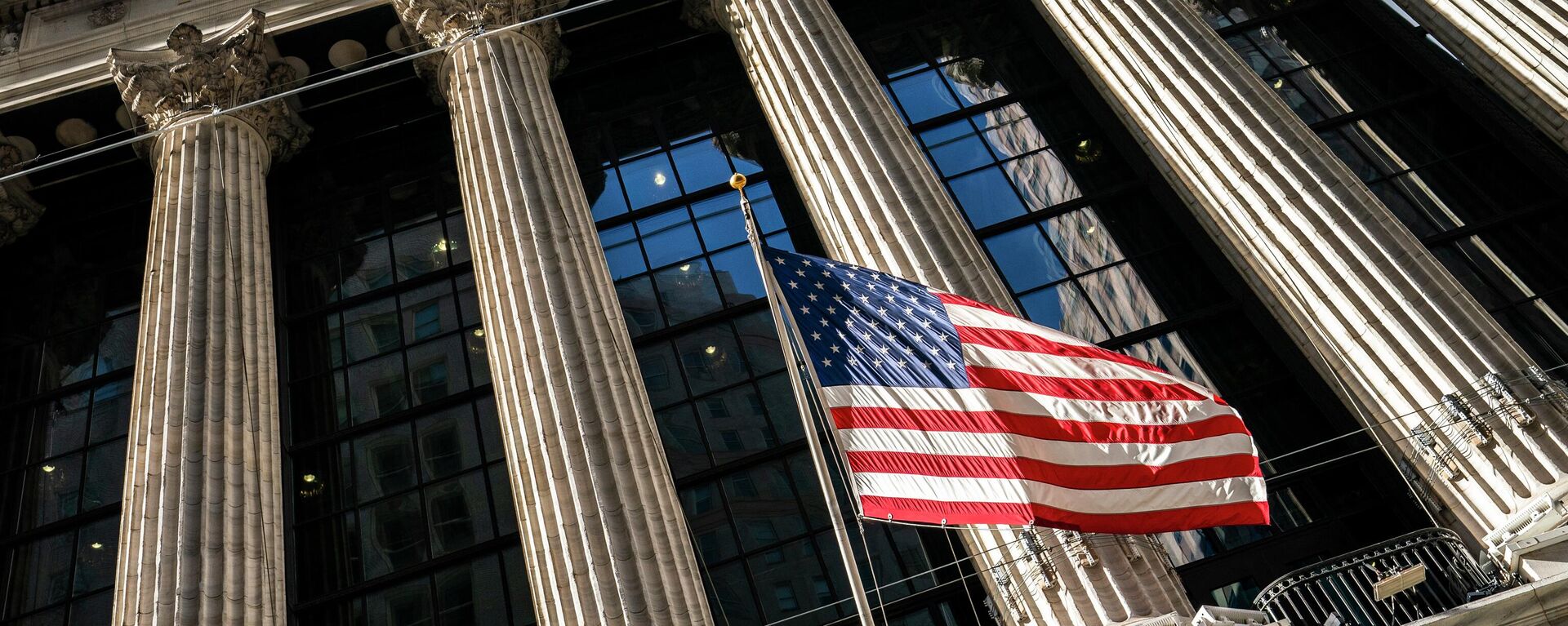 A U.S. flag waves outside the New York Stock Exchange, Monday, Jan. 24, 2022, in New York. Stocks are drifting between small gains and losses in the early going on Wall Street Tuesday, May 3, 2022 as investors await Wednesday's decision by the Federal Reserve on interest rates. The Fed is expected to raise its benchmark rate by twice the usual amount this week as it steps up its fight against inflation, which is at a four-decade high. - Sputnik International, 1920, 27.05.2022