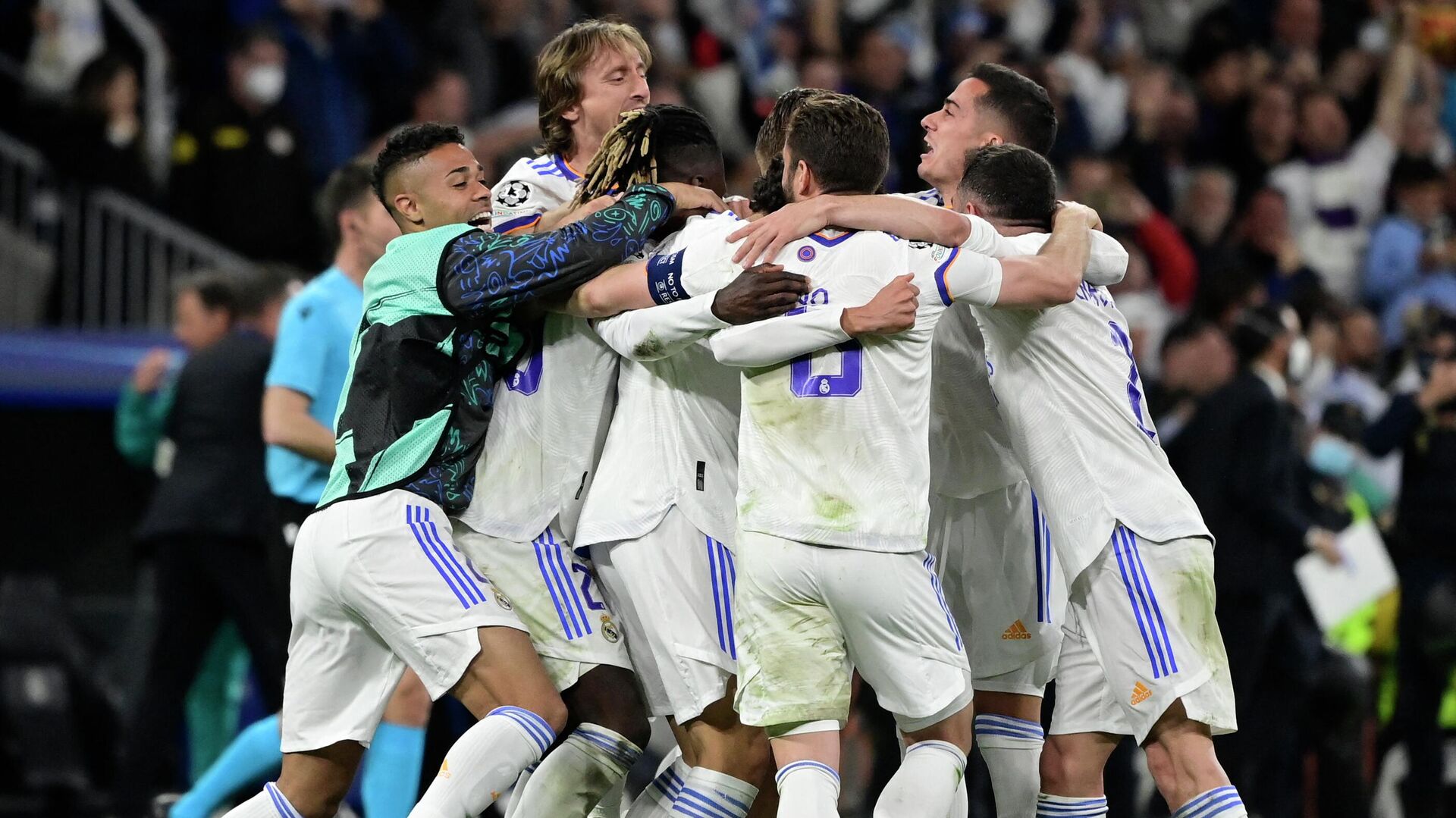 Real Madrid's players celebrate after winning the UEFA Champions League semi-final second leg football match between Real Madrid CF and Manchester City at the Santiago Bernabeu stadium in Madrid on May 4, 2022. - Sputnik International, 1920, 04.05.2022
