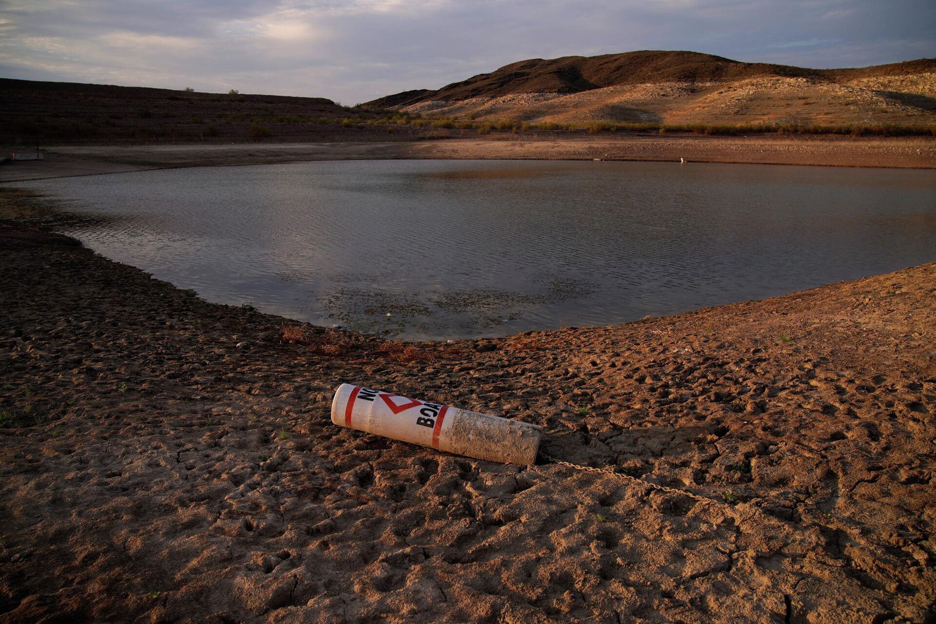 A buoy rests on the ground at a closed boat ramp on Lake Mead at the Lake Mead National Recreation Area, Friday, Aug. 13, 2021, near Boulder City, Nev. Water levels at Lake Mead, the largest reservoir on the Colorado River, have fallen to record lows.  - Sputnik International, 1920, 17.07.2023