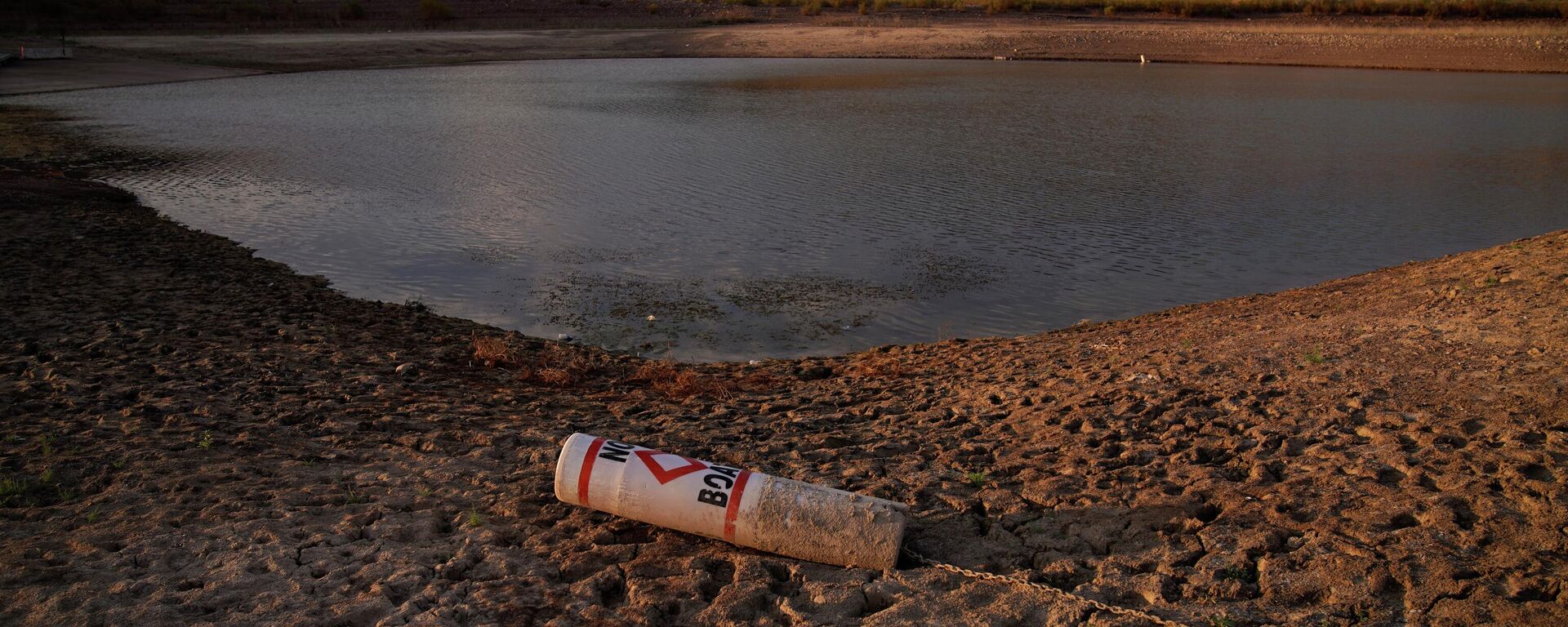 A buoy rests on the ground at a closed boat ramp on Lake Mead at the Lake Mead National Recreation Area, Friday, Aug. 13, 2021, near Boulder City, Nev. Water levels at Lake Mead, the largest reservoir on the Colorado River, have fallen to record lows.  - Sputnik International, 1920, 04.05.2022