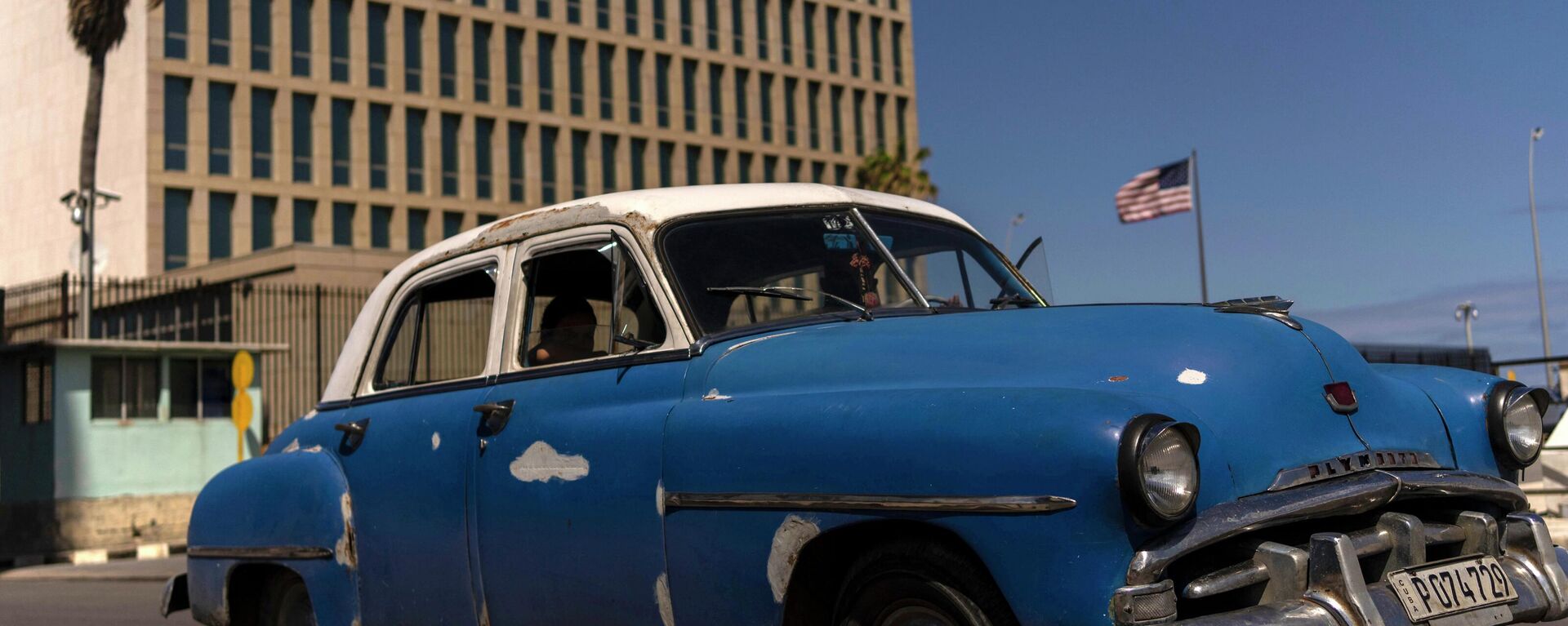 A classic American car drives past the United States Embassy, in Havana, Cuba, Thursday, March 3, 2022. - Sputnik International, 1920, 02.09.2022