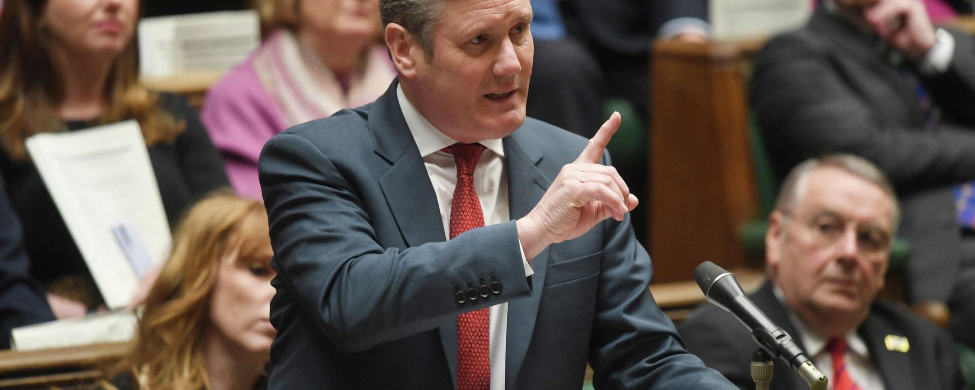 A handout photograph released by the UK Parliament shows Britain's  Labour Party leader Keir Starmer gesturing and speaking during during the Prime Minister's Questions (PMQ) session, in the House of Commons, in London, on April 27, 2022 - Sputnik International, 1920, 05.05.2022