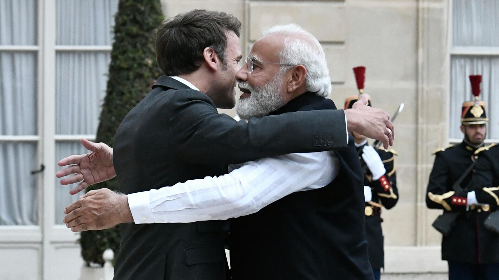 France's President Emmanuel Macron (L) welcomes India's Prime Minister Narendra Modi (R) for a meeting at the Elysee Palace in Paris, on May 4, 2022 - Sputnik International, 1920, 05.05.2022