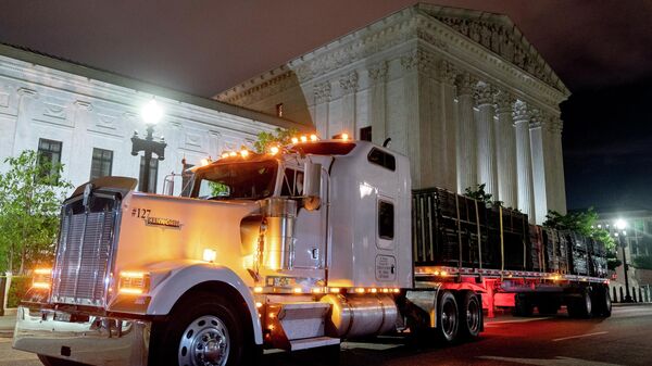 A truck carrying un-scalable fencing sits outside the US Supreme Court in Washington, DC, on May 4, 2022 - Sputnik International