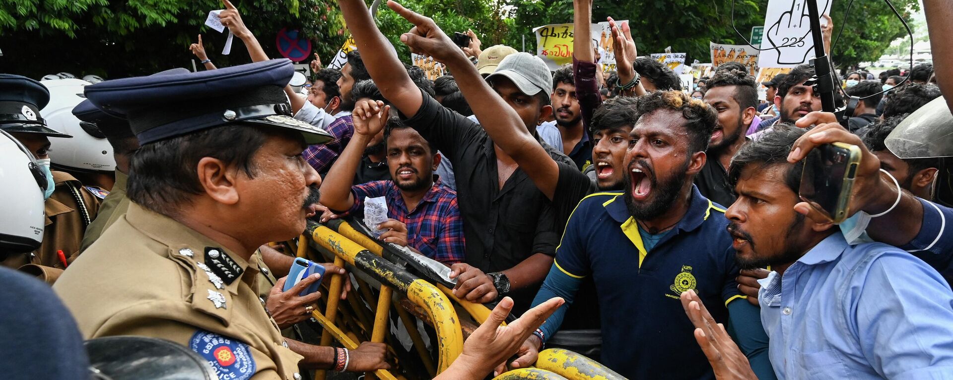 University students speak with a police officer during a demonstration against the economic crisis near the parliament building in Colombo on May 4, 2022 - Sputnik International, 1920, 05.05.2022