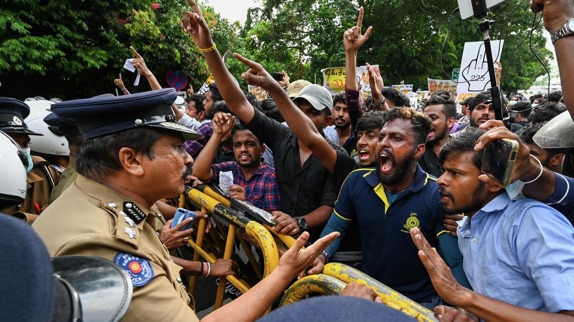 University students speak with a police officer during a demonstration against the economic crisis near the parliament building in Colombo on May 4, 2022 - Sputnik International, 1920, 05.05.2022