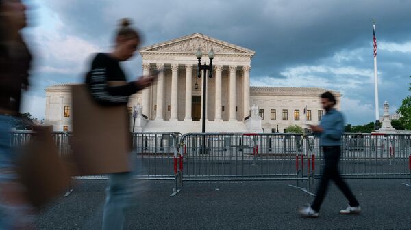 The U.S. Supreme Court building is shown as people walk past, Wednesday, May 4, 2022 in Washington. A draft opinion suggests the U.S. Supreme Court could be poised to overturn the landmark 1973 Roe v. Wade case that legalized abortion nationwide, according to a Politico report released Monday - Sputnik International