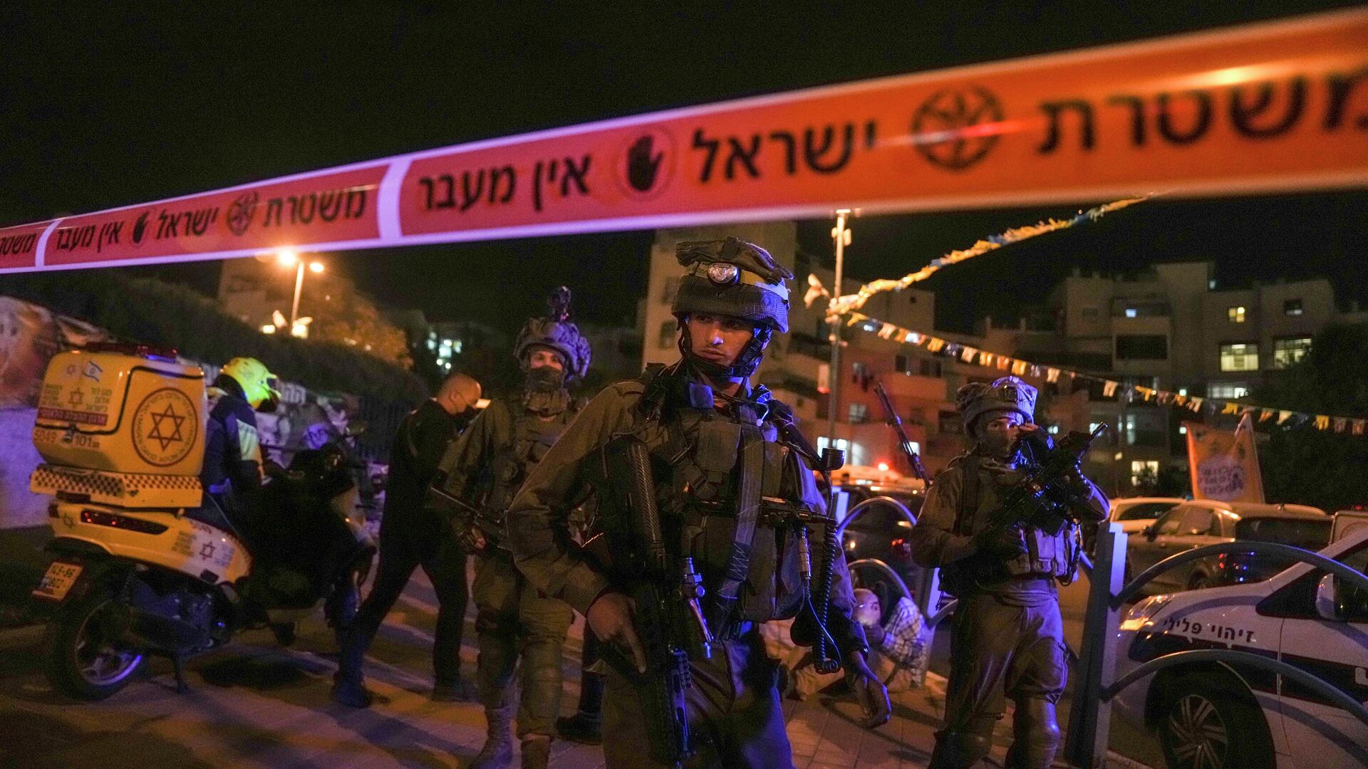 Israeli forces secure the area of a stabbing attack in the town of Elad, Israel, Thursday, May 5, 2022. - Sputnik International, 1920, 06.05.2022