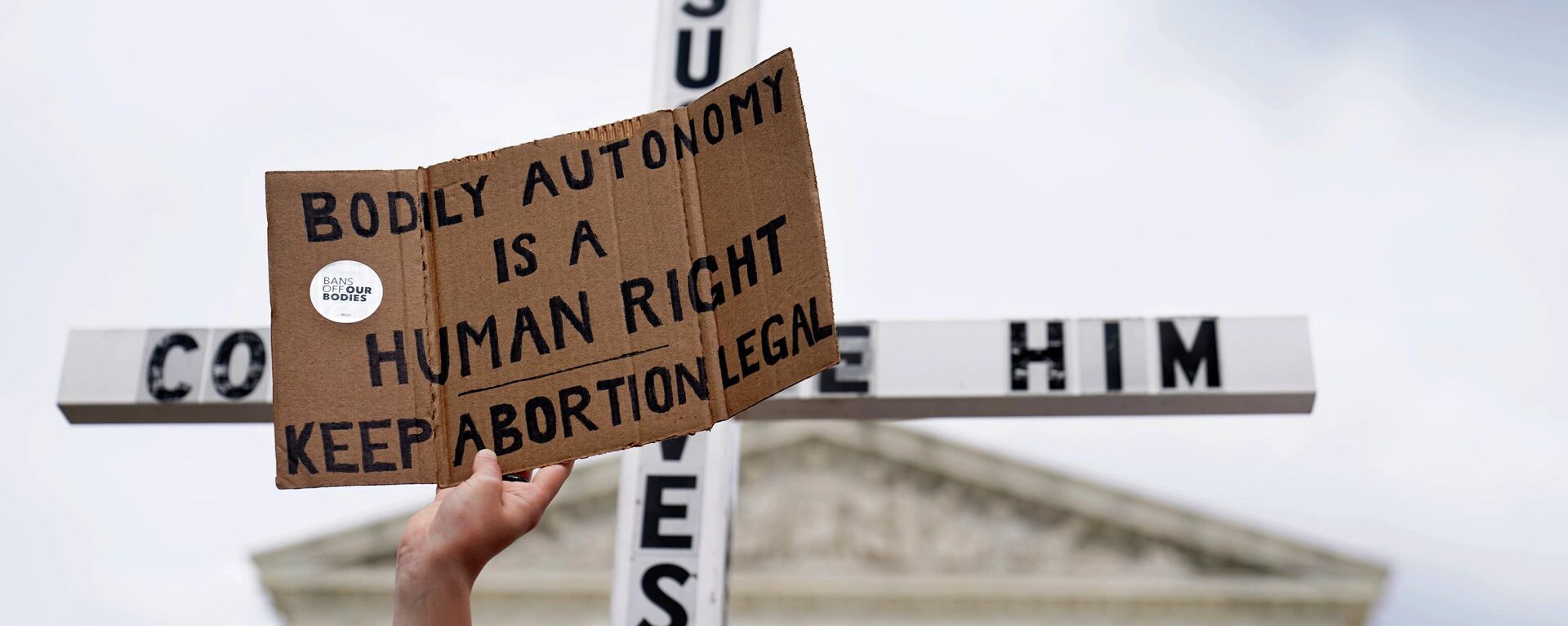 Demonstrators protest outside of the U.S. Supreme Court, Thursday, May 5, 2022, in Washington. - Sputnik International, 1920, 26.05.2022