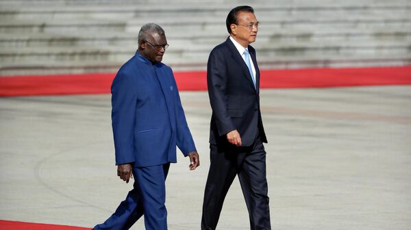 Solomon Islands Prime Minister Manasseh Sogavare, left, walks with Chinese Premier Li Keqiang during a welcome ceremony at the Great Hall of the People in Beijing, Wednesday, Oct. 9, 2019. - Sputnik International