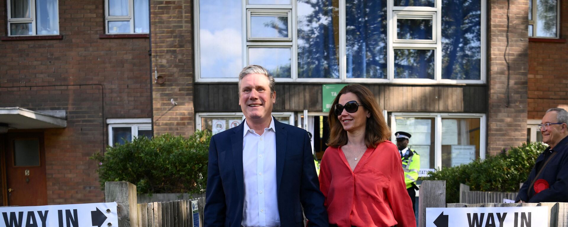 Britain's main opposition Labour Party leader Keir Starmer and his wife Victoria, leave a polling station, in London, after casting their vote in local elections, on May 5, 2022  - Sputnik International, 1920, 06.05.2022