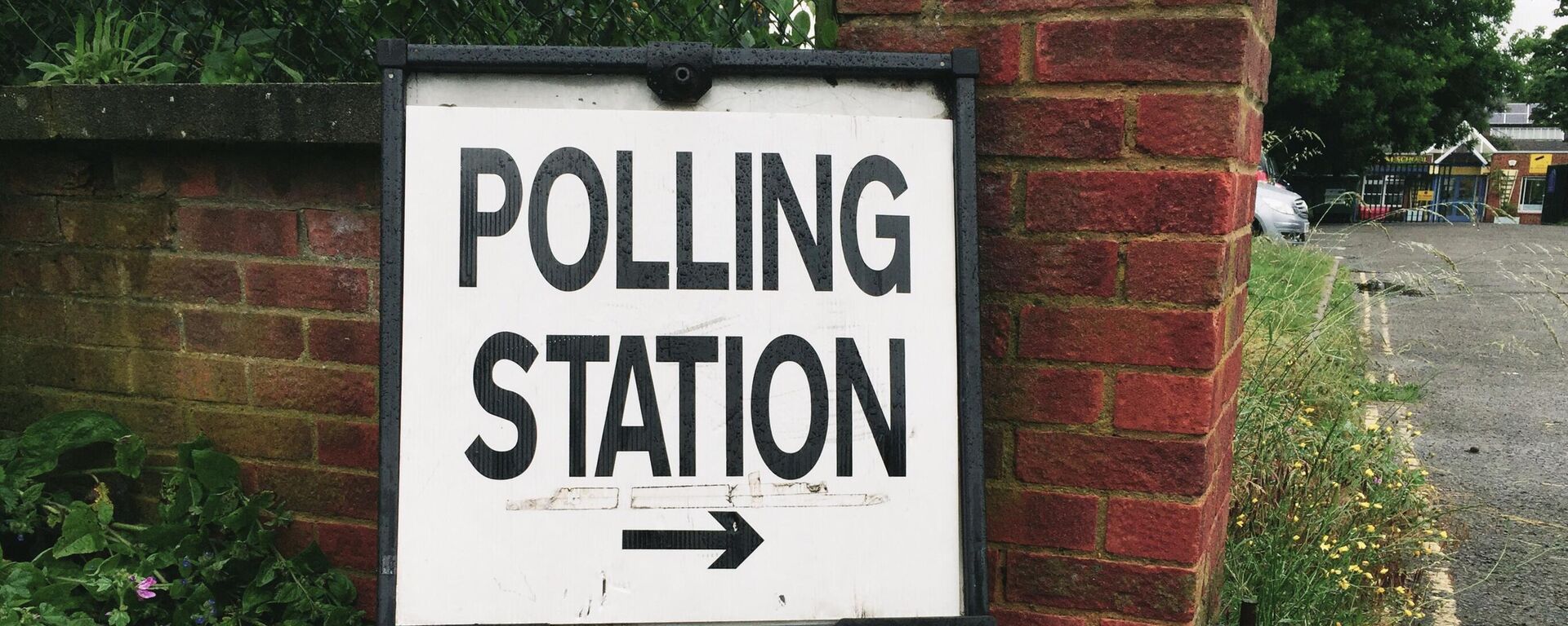 Polling station sign for the 2016 UK EU membership referendum - Sputnik International, 1920, 06.05.2022