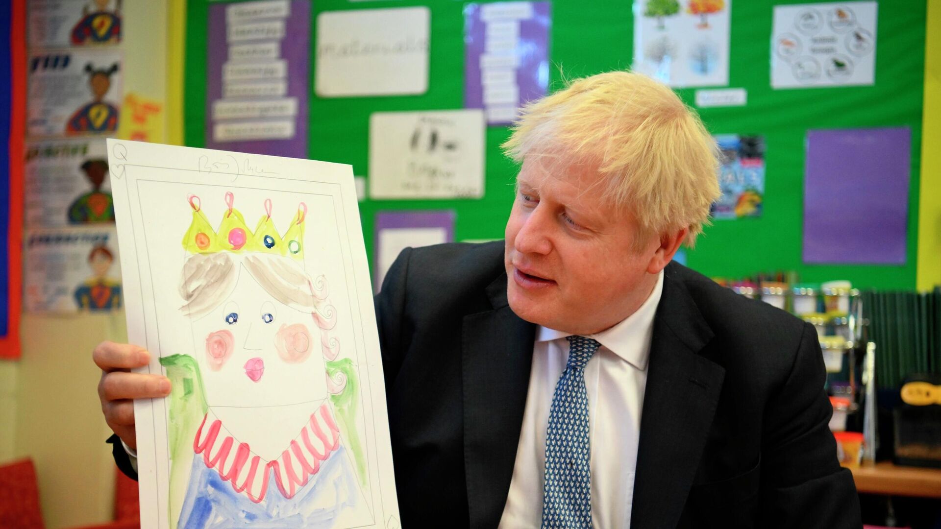 Britain's Prime Minister Boris Johnson holds up a portrait he painted of the Queen during a drawing session with children as part of a visit at the Field End Infant school in South Ruislip - Sputnik International, 1920, 06.05.2022