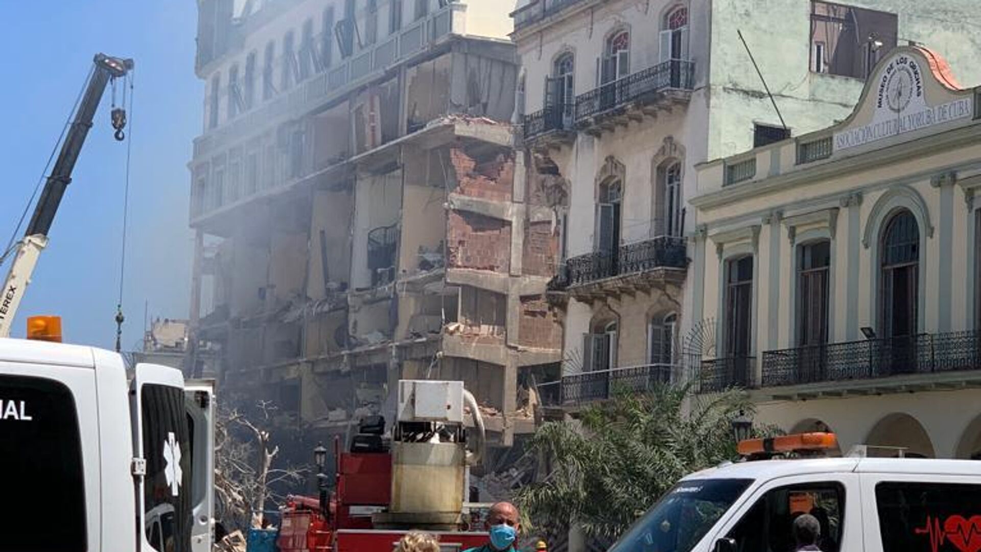 Rescuers work after an explosion in the Saratoga Hotel in Havana, on May 6, 2022. - A powerful explosion Friday destroyed part of a hotel under repair in central Havana, AFP witnessed, with no casualties immediately reported. (Photo by ADALBERTO ROQUE / AFP) - Sputnik International, 1920, 06.05.2022