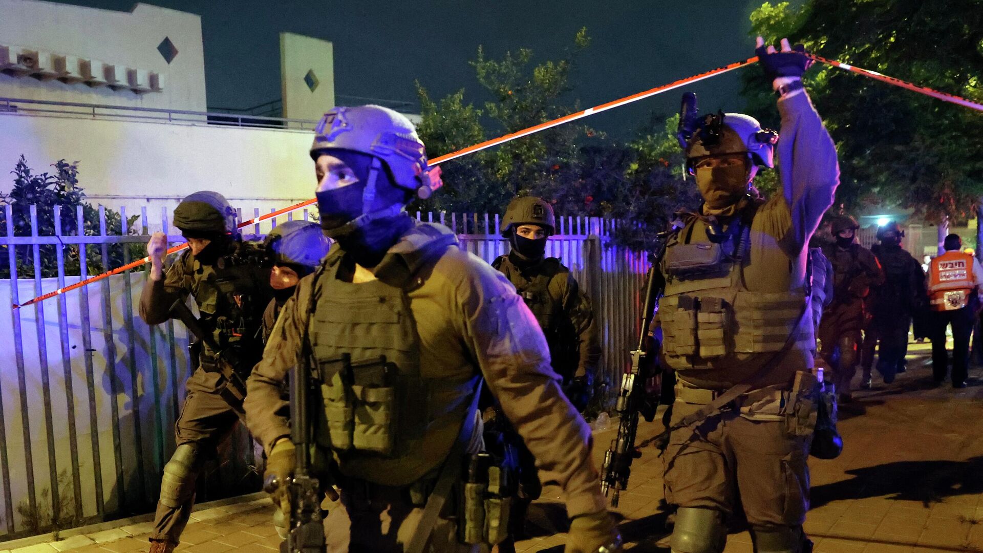 Israeli forces arrive at the scene of an attack in the central city of Elad, on May 5, 2022 - Sputnik International, 1920, 06.05.2022