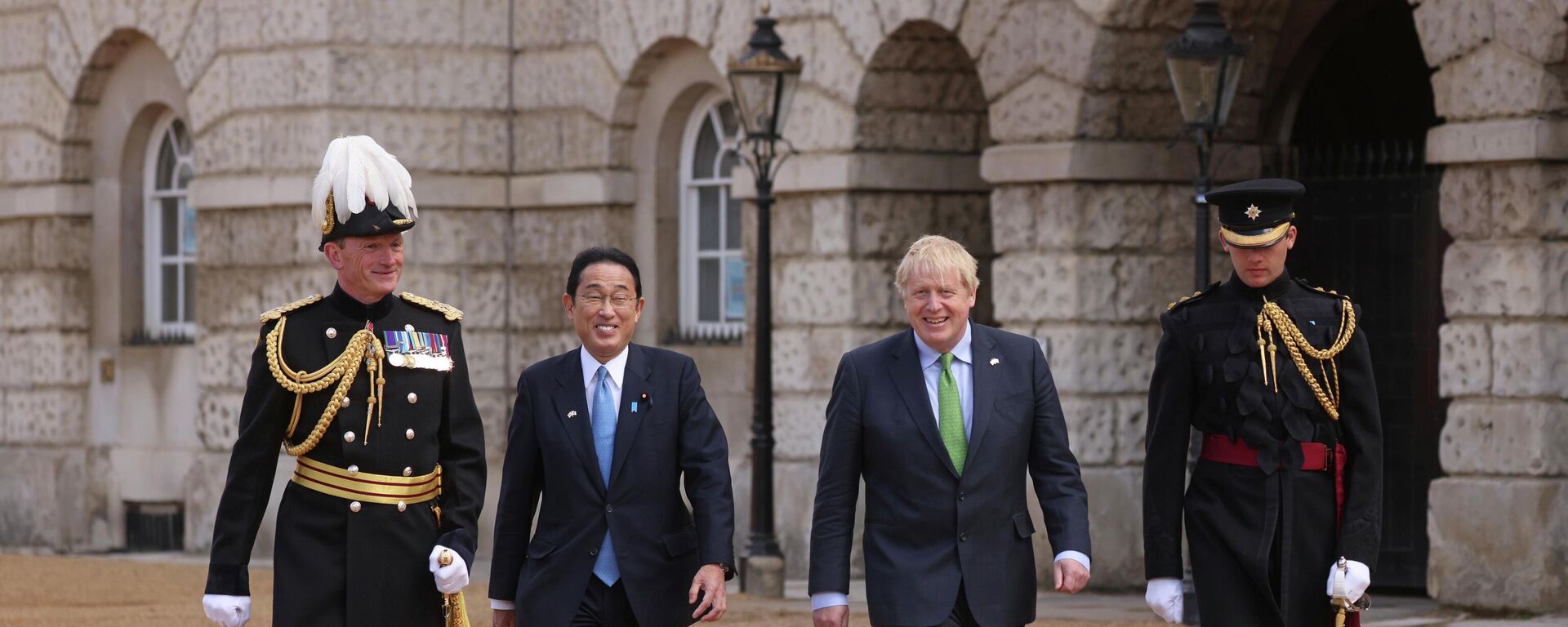 Britain's Prime Minister Boris Johnson, centre right, reacts as he walks with Japan's Prime Minister Fumio Kishida, centre left, to review an Honour Guard, during a welcoming ceremony in Westminster, London - Sputnik International, 1920, 06.05.2022