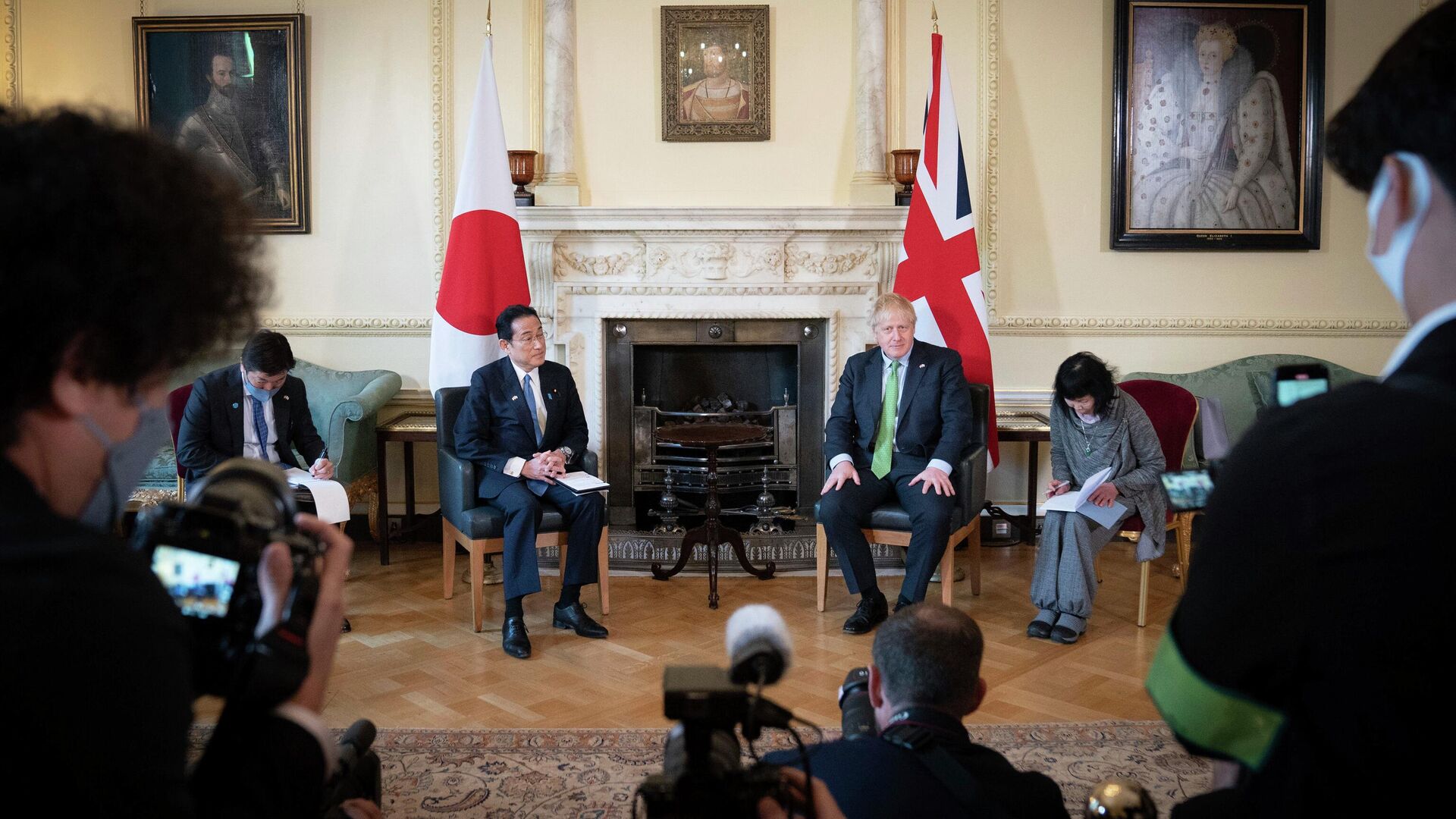 Britain's Prime Minister Boris Johnson, centre right, poses for a photo with Japan's Prime Minister Fumio Kishida, centre left, during their meeting at 10 Downing Street, in London, Thursday, May 5, 2022. - Sputnik International, 1920, 06.05.2022