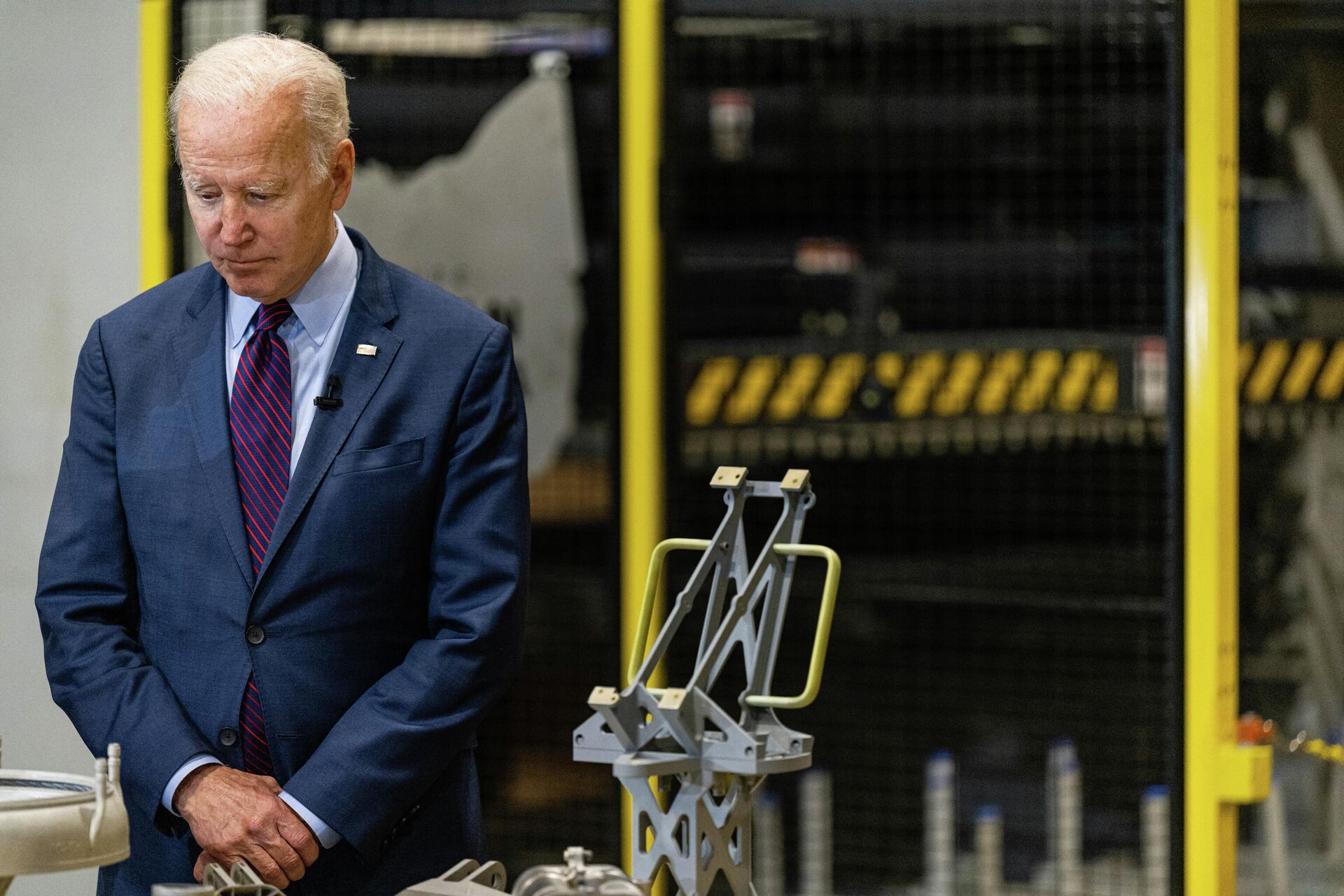 U.S. President Joe Biden stands in a manufacturing demonstration area at United Performance Metals on May 6, 2022 in Cincinnati, Ohio - Sputnik International, 1920, 14.05.2022