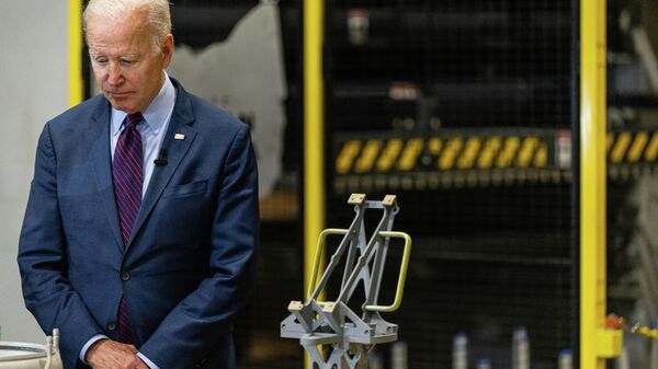 U.S. President Joe Biden stands in a manufacturing demonstration area at United Performance Metals on May 6, 2022 in Cincinnati, Ohio - Sputnik International