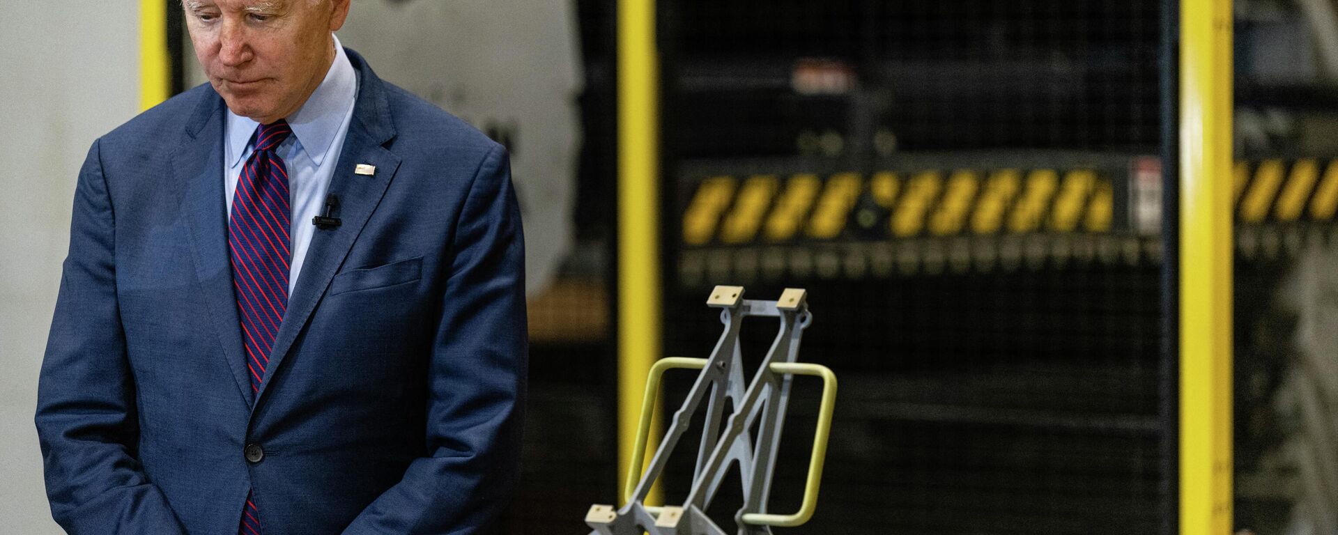 U.S. President Joe Biden stands in a manufacturing demonstration area at United Performance Metals on May 6, 2022 in Cincinnati, Ohio - Sputnik International, 1920, 07.05.2022