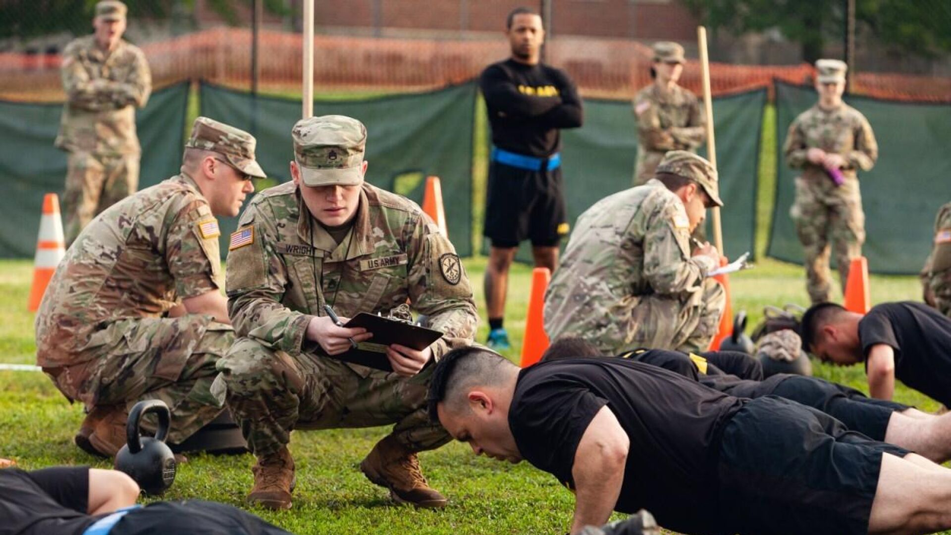 U.S. Army Staff Sgt. Gabriel Wright, a signals intelligence analyst with the 780th Military intelligence Brigade, grades the Hand-Release Push-Up event May 17, 2019, as part of Army Combat Fitness Test Level II Grader validation training, held at Fort Meade, Maryland. A mobile training team from Fort Gordon’s Cyber Center of Excellence NCO Academy in Georgia provided the training by teaching, coaching, and administering the ACFT to 114 NCOs. (U.S. Army Photo by Sgt. 1st Class Osvaldo Equite/Released) (Sgt. 1st Class Osvaldo Equite) - Sputnik International, 1920, 07.05.2022