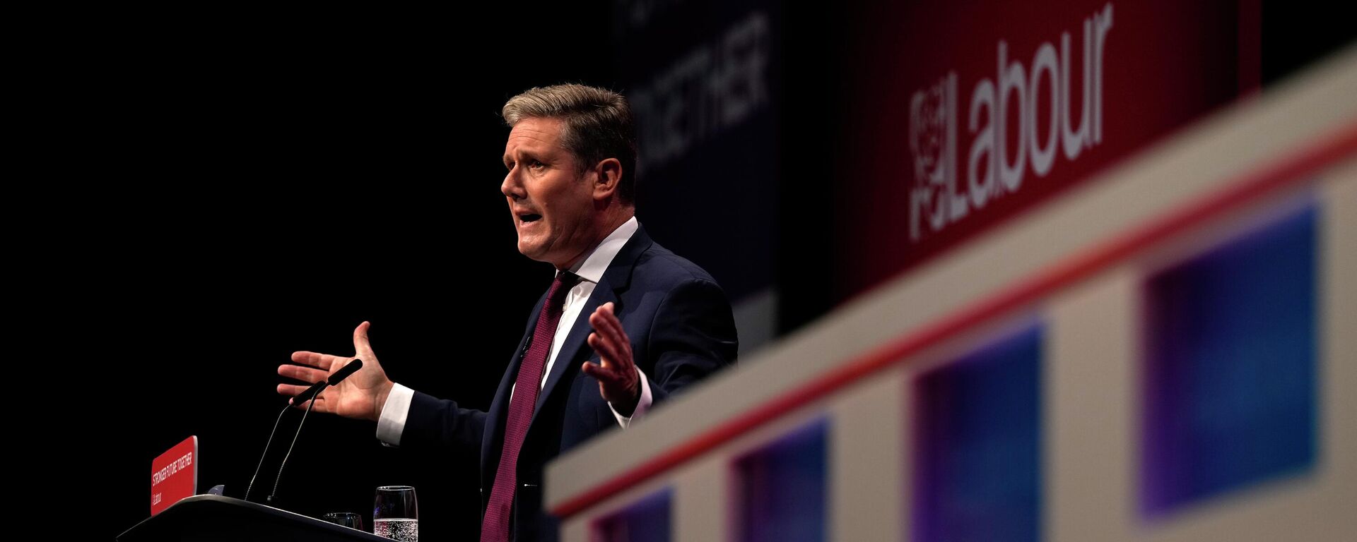 Leader of the British Labour Party Keir Starmer gestures as he makes his keynote speech at the annual party conference in Brighton, England, Wednesday, Sept. 29, 2021 - Sputnik International, 1920, 15.09.2022