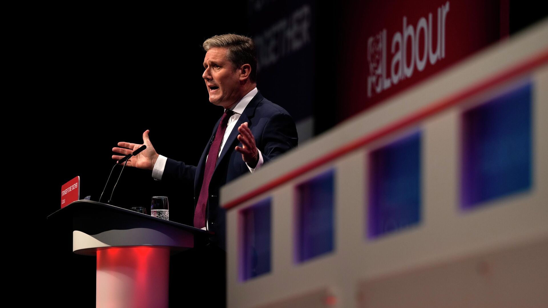 Leader of the British Labour Party Keir Starmer gestures as he makes his keynote speech at the annual party conference in Brighton, England, Wednesday, Sept. 29, 2021 - Sputnik International, 1920, 07.05.2022