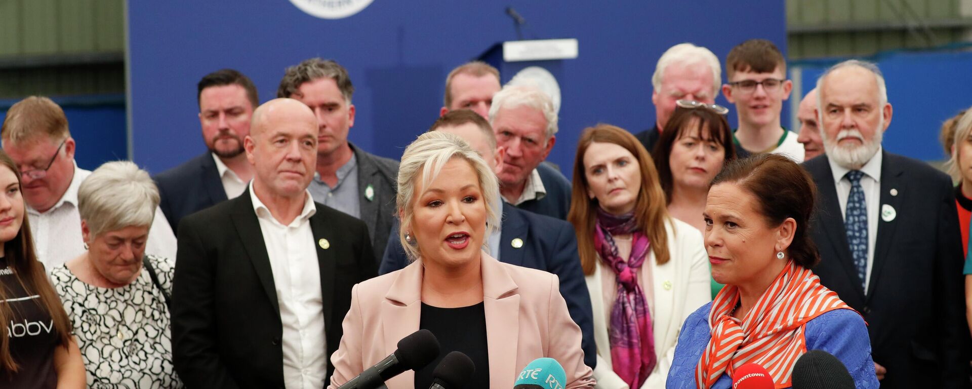 Sinn Fein's Michelle O'Neill, left, and party leader Mary Lou McDonald speak to the media at the Medow Bank election count centre on Saturday, May, 7, 2022, in Magherafelt , Northern Ireland - Sputnik International, 1920, 07.05.2022