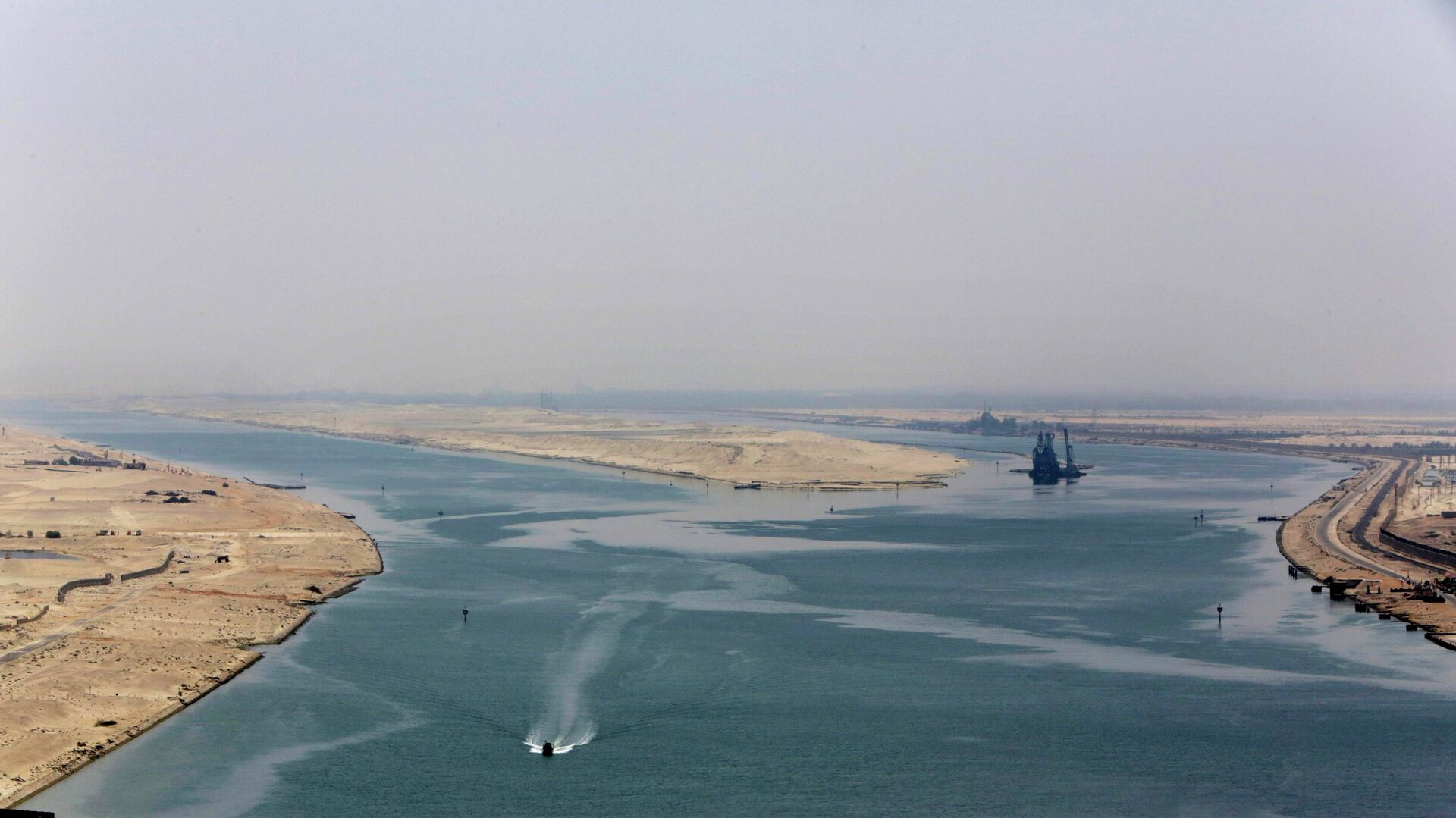 An army zodiac secures the entrance of a new section of the Suez Canal in Ismailia, Egypt, Aug. 6, 2015. - Sputnik International, 1920, 07.05.2022