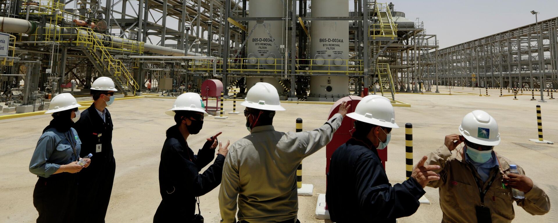Saudi Aramco engineers and journalists look at the Hawiyah Natural Gas Liquids Recovery Plant, which is designed to process 4.0 billion standard cubic feet per day of sweet gas, a natural gas that does not contain significant amounts of hydrogen sulfide, in Hawiyah, in the Eastern Province of Saudi Arabia, June 28, 2021. - Sputnik International, 1920, 24.03.2023