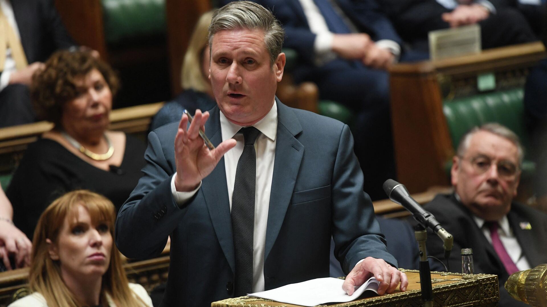 A handout photograph released by the UK Parliament shows Britain's main opposition Labour Party leader Keir Starmer speaking in the House of Commons in London on April 21, 2022, during a debate on whether the prime minister misled the House on lockdown parties - Sputnik International, 1920, 09.05.2022