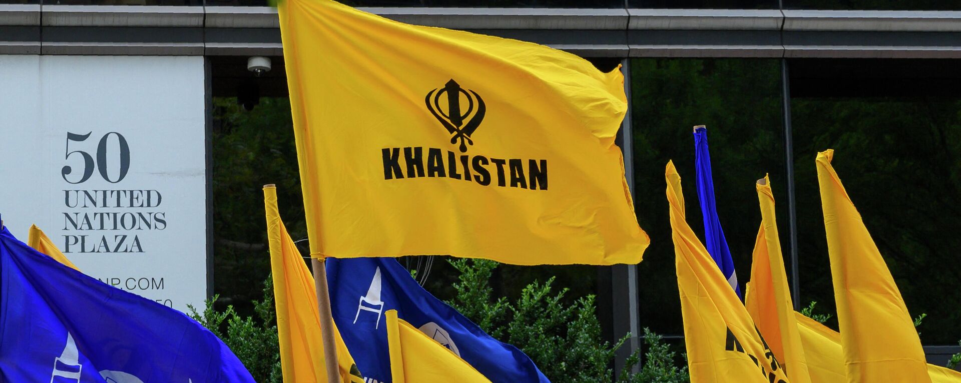 Khalistan flags fly as Sikhs for Justice hold a march and rally at the United Nations Headquarters on Indian Independence day, highlighting alleged human rights abuses of Sikhs in Punjab by Indian Prime Minister Narendra Modi's government August 15, 2019 in New York. - Sputnik International, 1920, 08.05.2022
