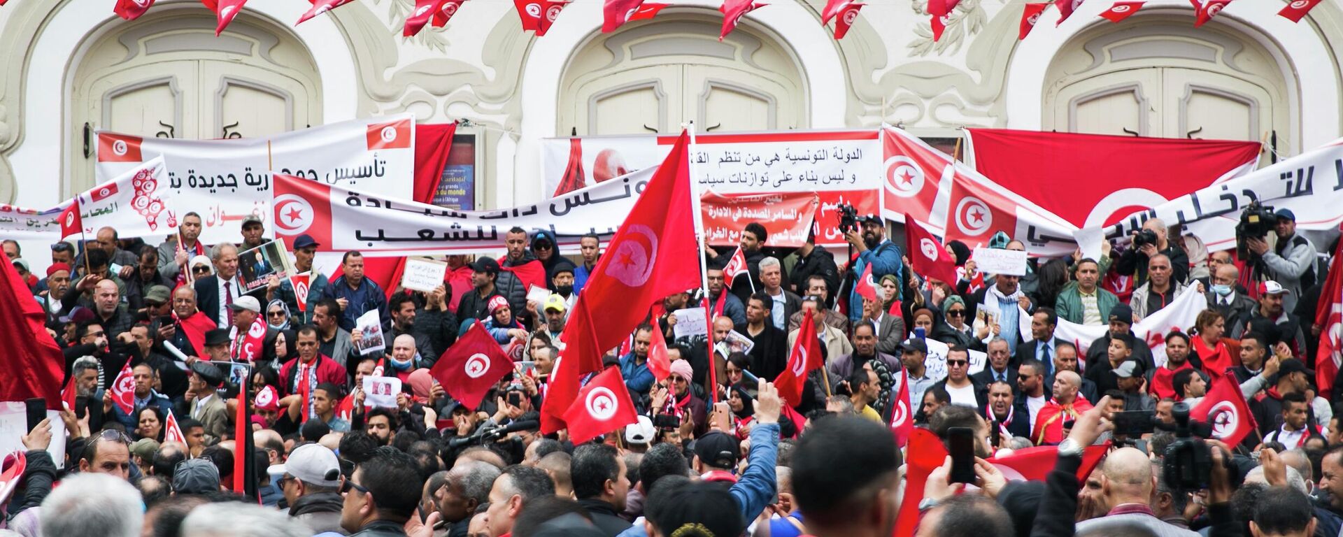 Tunisian demonstrators gather during a rally in support of Tunisian President Kais Saied in Tunis, Tunisia, Sunday, May 8, 2022. - Sputnik International, 1920, 26.07.2022