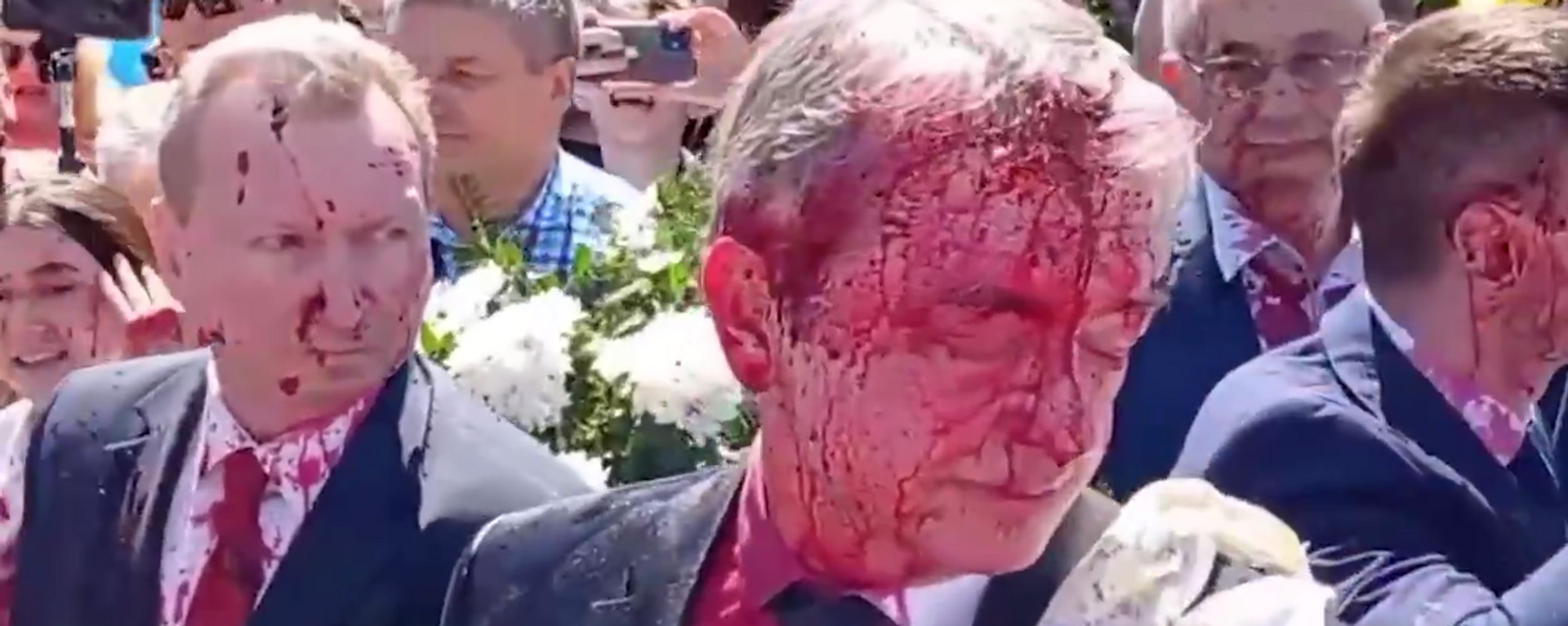 Russian Ambassador to Poland Sergey Andreev was attacked and doused with red paint while trying to lay a wreath at a cemetery of Soviet soldiers in Warsaw - Sputnik International, 1920, 09.05.2022