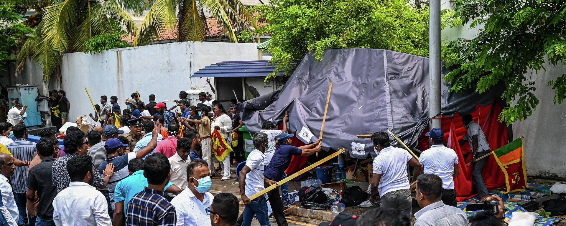 Demonstrators and government supporters clash outside the official residence of Sri Lanka's Prime Minister Mahinda Rajapaksa, in Colombo on 9 May, 2022. - Sputnik International, 1920, 09.05.2022