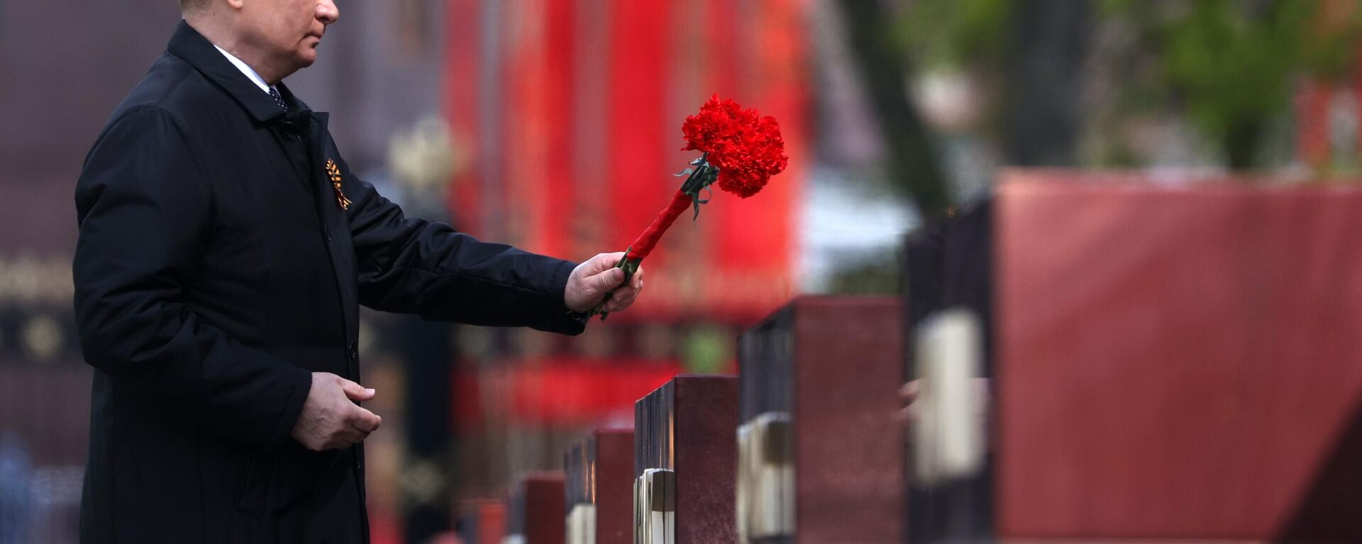 Russian President Vladimir Putin lays flowers at the Alley of Hero Cities before the Grave of the Unknown Soldier in Alexandrov Park, near the Kremlin. Monday 9 May 2022. - Sputnik International, 1920, 09.05.2022