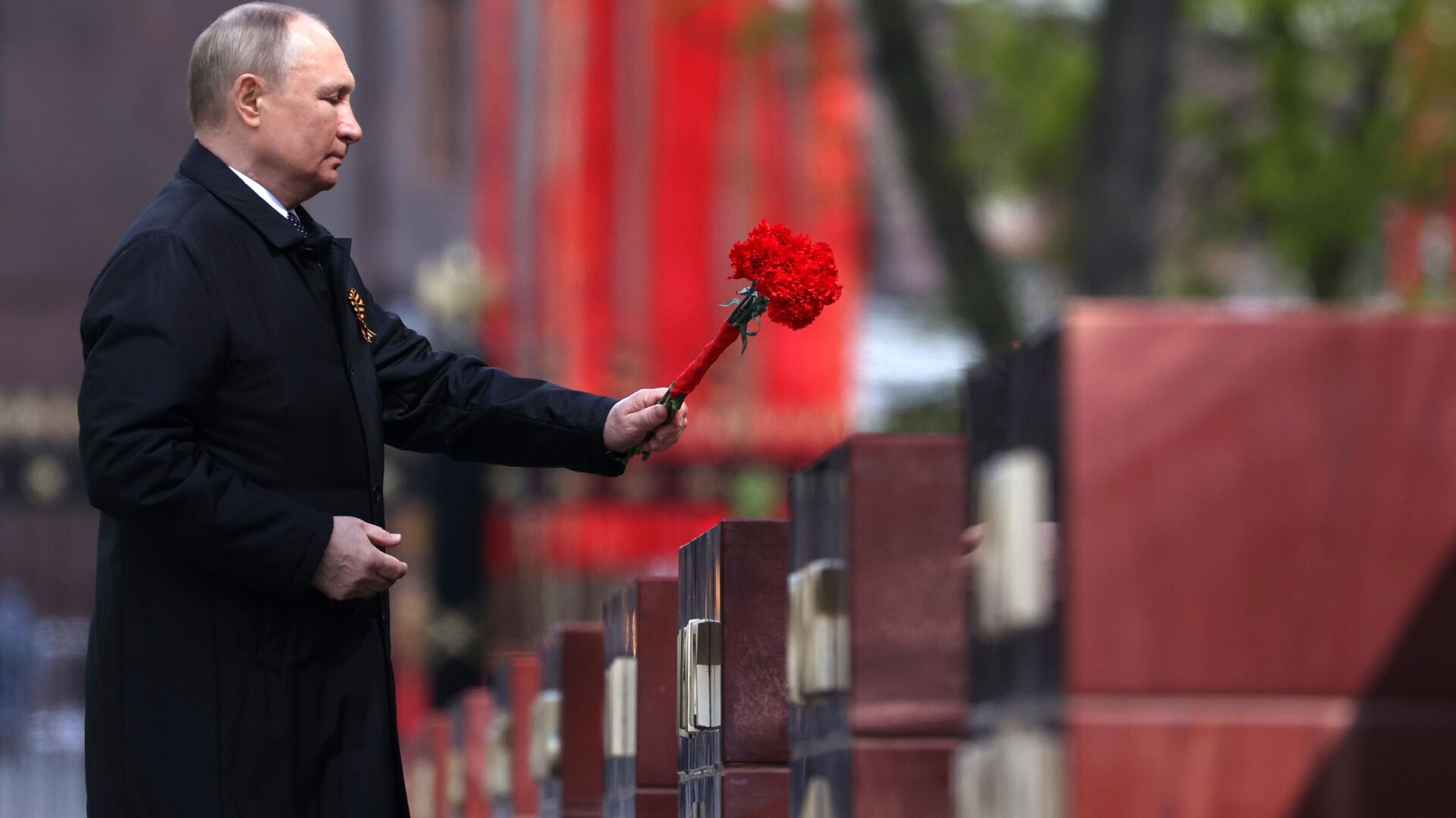 Russian President Vladimir Putin lays flowers at the Alley of Hero Cities before the Grave of the Unknown Soldier in Alexandrov Park, near the Kremlin. Monday 9 May 2022. - Sputnik International, 1920, 09.05.2022