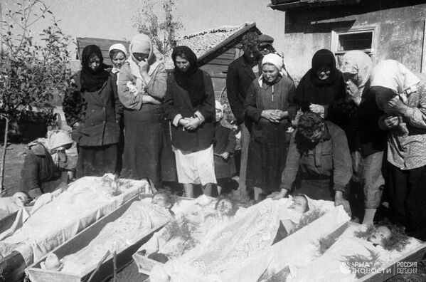 The Nazis and their collaborators, the “Hilfspolizei”, formed from the local population and savaged Donbass during the Great Patriotic War. This photo shows mothers saying goodbye to children tortured and killed by the Nazis in September 1943. - Sputnik International